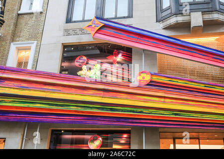 London, Großbritannien. 25. Oktober 2019. Die neu renovierten Louis Vuitton Flagship Store mit einem Starburst Design der amerikanischen Künstlerin Sarah Crowner in New Bond Street eröffnet. Credit: Amer ghazzal/Alamy leben Nachrichten Stockfoto