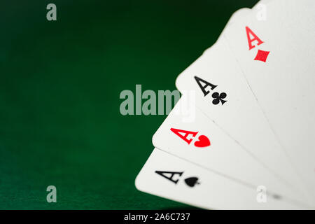 Vier Asse auf grünem Hintergrund. Poker spiel. Close Up. Stockfoto