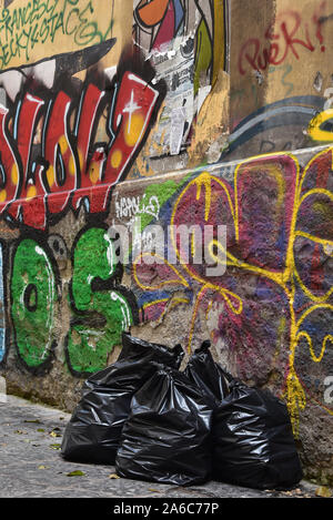 Graffiti und Müll - leider, eine typische Szene der Stadt Neapel, Italien, Europa. Stockfoto