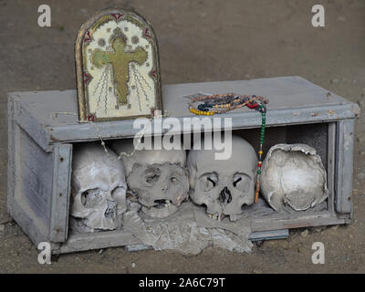Schädel von der Pest von 1656 und dem Zweiten Weltkrieg Bombenangriffe Rest in den Fels gehauen Höhlen der Materdei, Cimitero delle Fontanelle, Neapel, Italien. Stockfoto