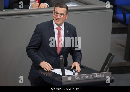 Berlin, Deutschland. 25 Okt, 2019. Martin Rabanus (SPD) spricht im Plenum des Deutschen Bundestages. Das Thema ist die 'Medien und Kommunikation Bericht 2018". Quelle: Jörg Carstensen/dpa/Alamy leben Nachrichten Stockfoto