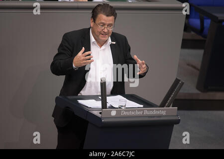 Berlin, Deutschland. 25 Okt, 2019. Stephan Brandner (AfD) spricht im Plenum des Deutschen Bundestages. Das Thema ist in ländlichen Gebieten. Quelle: Jörg Carstensen/dpa/Alamy leben Nachrichten Stockfoto