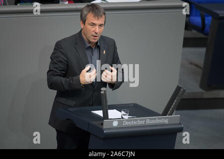 Berlin, Deutschland. 25 Okt, 2019. Johann Saathoff (SPD) spricht im Plenum des Deutschen Bundestages. Das Thema ist in ländlichen Gebieten. Quelle: Jörg Carstensen/dpa/Alamy leben Nachrichten Stockfoto