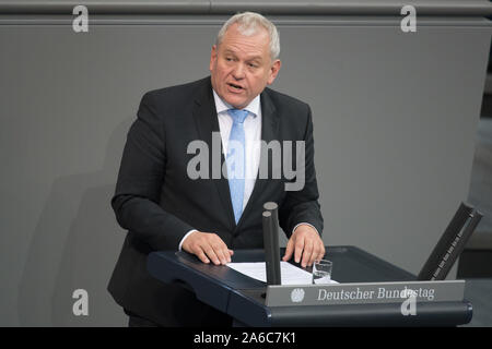 Berlin, Deutschland. 25 Okt, 2019. Thomas Hacker (FDP) spricht in der Plenarsitzung des Deutschen Bundestages. Das Thema ist die 'Medien und Kommunikation Bericht 2018". Quelle: Jörg Carstensen/dpa/Alamy leben Nachrichten Stockfoto