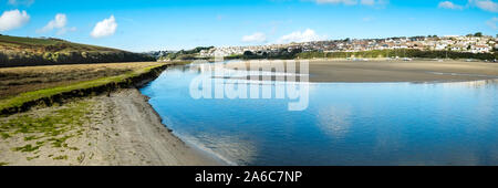 Einen Panoramablick auf die Mündung des Gannel bei Ebbe in Newquay in Cornwall. Stockfoto