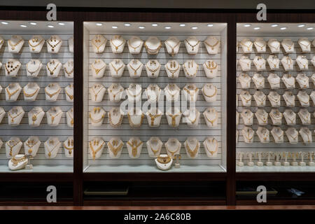 Schmuck gold Halsketten Ringe Armbänder Reichtum Uhren, Schmuck Diamant Ringe und Halsketten in luxury Retail Store Fenster Anzeige Showcase backgroun Stockfoto