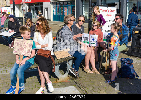 Eltern und Kinder warten im Aussterben Rebellion Klima Streik in Truro Stadt Stadt in Cornwall zu beteiligen. Stockfoto