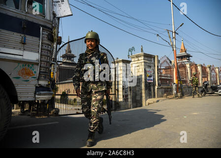 Srinagar, Indien. 25 Okt, 2019. Indische paramilitärischen trooper Patrouillen während der Abschaltung. Kaschmir-tal betritt 81th Tag der Abschaltung nach der Aufhebung von Artikel 370, die den besonderen Status in Jammu und Kaschmir gibt. Credit: SOPA Images Limited/Alamy leben Nachrichten Stockfoto