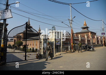 Srinagar, Indien. 25 Okt, 2019. Indische paramilitärischen troopers Patrouille während der Abschaltung. Kaschmir-tal betritt 81th Tag der Abschaltung nach der Aufhebung von Artikel 370, die den besonderen Status in Jammu und Kaschmir gibt. Credit: SOPA Images Limited/Alamy leben Nachrichten Stockfoto