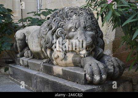 Statue von Löwen bewacht den Eingang in die Große Halle, St Alfred's Square, Grand Master's Palace, Valletta, Malta Stockfoto