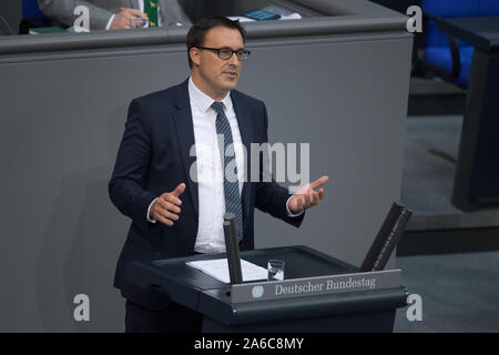 Berlin, Deutschland. 25 Okt, 2019. Sören Bartol (SPD) spricht im Plenum des Deutschen Bundestages. Das Thema ist "Änderung des Handwerks-Code'. Quelle: Jörg Carstensen/dpa/Alamy leben Nachrichten Stockfoto