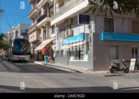 Agios Nikolaos, Kreta, Griechenland. Oktober 2019. Eine Tour mit dem Bus auf einer schmalen Straße im Stadtzentrum von Agios Nikolaos. Stockfoto