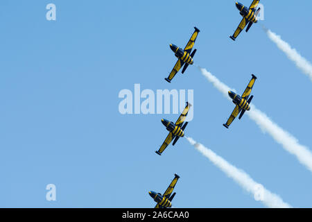 Bukarest, Rumänien - 24. August 2019. Bucharest International Air Show BIAS 2019: Lettische aerobatic Display Team fliegen Aero L-39 Albatros Stockfoto