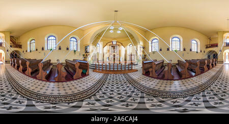 360 Grad Panorama Ansicht von IZABELIN, BELARUS - September 2019: Vollsphärische nahtlose hdri Panorama 360 Grad Winkel im Inneren des alten deutschen katholischen Kirche in equirectan