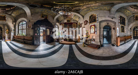 360 Grad Panorama Ansicht von Lemberg, Ukraine - AUGUST 2019: Vollsphärische nahtlose hdri Panorama 360 Grad im Inneren des Gotischen unierte Kirche der Drei Heiligen Kapelle in equir