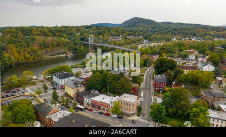 Rondout Creek vorbei fließt unter Brücken an der Uferpromenade in South Kingston New York USA Stockfoto