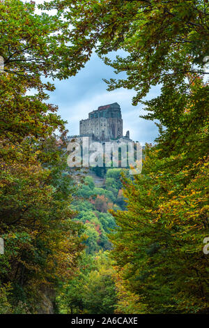 ThLa Sacra di S. Michele, in einem natürlichen Rahmen ab Herbst Blätter von den Bäumen. Piemont, Italien, Turin. Stockfoto