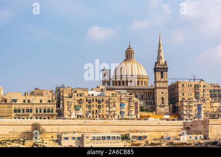 Küstenlandschaft von Valletta an sonnigen Sommertag, mit seiner traditionellen Architektur von gelbem Kalkstein. Maltesischen Valletta skyline Stockfoto