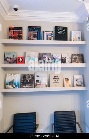 Kreative und dekorative Bücher auf Anzeige auf Regalen. Stockfoto