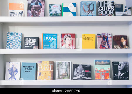 Kreative und dekorative Bücher auf Anzeige auf Regalen. Stockfoto