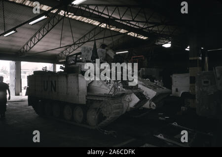 5. Juli 1993 während des Krieges in Bosnien: Ein Warrior MCV (mechanized combat Vehicle) in einer Garage auf der Basis der britischen Armee in Bila, bei Vitez. Stockfoto