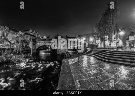 Alte Packesel Brücke und wellig Schritte, Hebden Bridge bei Nacht, Schwarz und Weiß Stockfoto