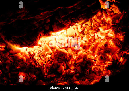 Glühlampen Details von Orange und Rot anthrazit Glut zum Grillen beim Picknick. Textur Stockfoto