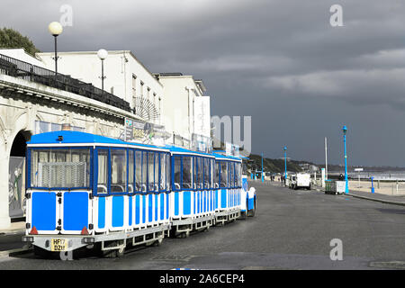 Die blauen Zug auf der Promenade nahe der Sandstrand in Bournemouth, England. Stockfoto