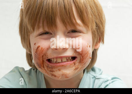 Porträt eines kleinen Jungen, der nur Schokolade essen wurde. Stockfoto