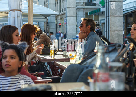 Paar sitzen in der Bar im Freien und trinken Cocktails, Lyon. Frankreich Stockfoto