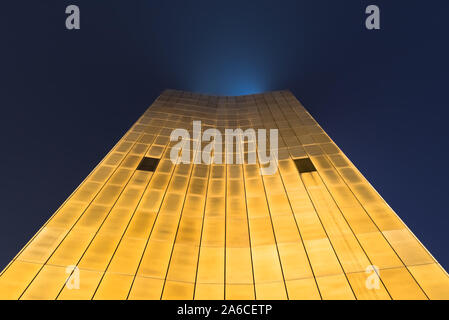 Der Blick entlang der Axel Springer Haus in der Nacht Stockfoto