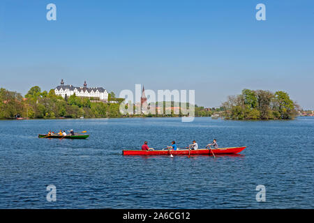 Ruderboote, Plöner Schloss am See Plön in Schleswig-Holstein. Stockfoto