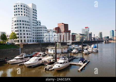 Der Neue Zollhof in Medien Hafen und dem Rhein in Düsseldorf, Stadt, Nordrhein-Westfalen, Deutschland Stockfoto