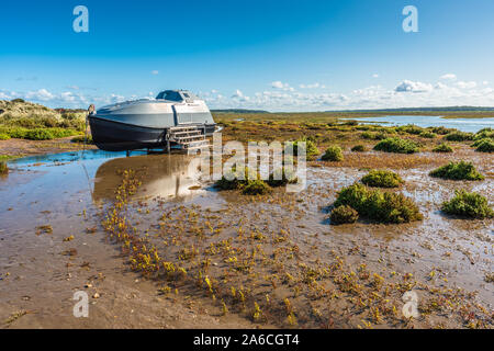 Die Graugans Lade ist ein Hausboot auf den Salzwiesen in der Nähe von Burnham Overy Staithe in der Nähe von holkham Bay an der nördlichen Küste von Norfolk, East Anglia, England, UK. Stockfoto