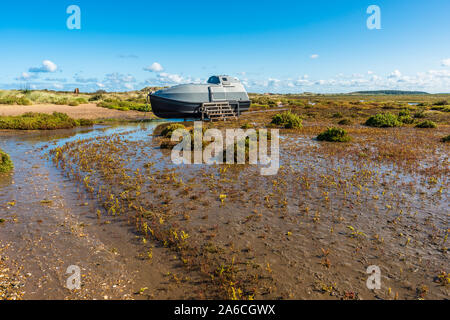 Die Graugans Lade ist ein Hausboot auf den Salzwiesen in der Nähe von Burnham Overy Staithe in der Nähe von holkham Bay an der nördlichen Küste von Norfolk, East Anglia, England, UK. Stockfoto