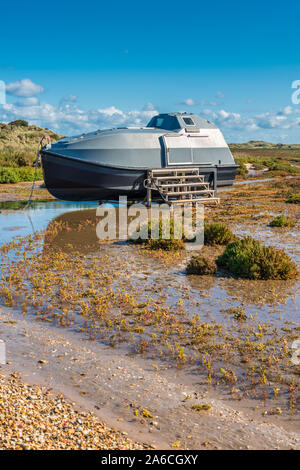 Die Graugans Lade ist ein Hausboot auf den Salzwiesen in der Nähe von Burnham Overy Staithe in der Nähe von holkham Bay an der nördlichen Küste von Norfolk, East Anglia, England, UK. Stockfoto