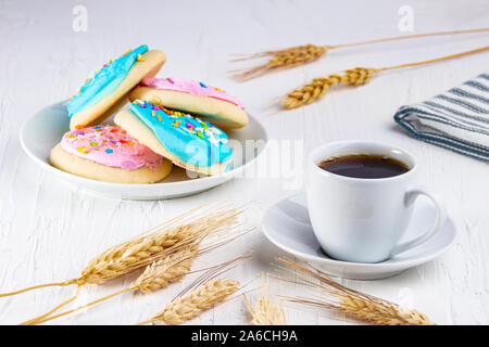 Espresso Kaffee mit bunten Cookies Stockfoto