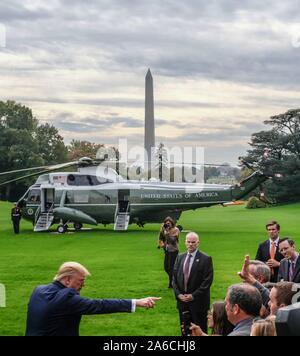 Washington DC, USA. 25 Okt, 2019. Präsident Donald Trump spricht mit der Presse vor seiner Abreise aus dem Weißen Haus am 25. Oktober 2019 in Washington DC, USA. Präsident Trump ist in South Carolina. Credit: Alex Wroblewski/CNP | Verwendung der weltweiten Kredit: dpa/Alamy leben Nachrichten Stockfoto