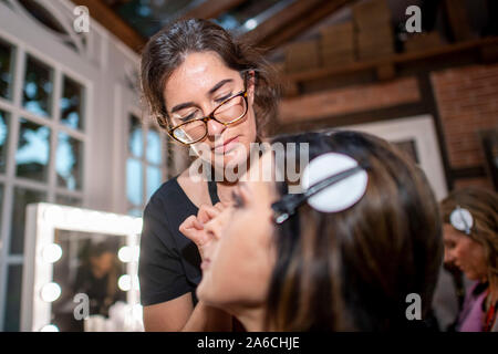 Harsewinkel, Deutschland. 25 Okt, 2019. Ein make-up artist Stile ein Teilnehmer. 20 Finalisten im Wettbewerb um den Titel des 'Miss 50 plus". Quelle: David Inderlied/dpa/Alamy leben Nachrichten Stockfoto