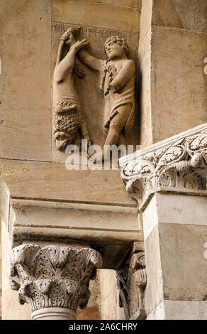Italien Emilia Romagna - Fidenza San Donnino Kathedrale - Externe - Herkules und der Löwe Stockfoto