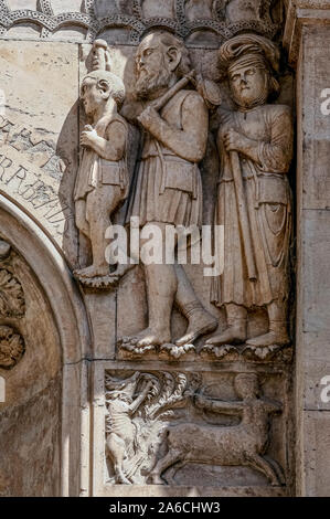 Italien Emilia Romagna - Fidenza San Donnino Dom-external-Centaur schlagen ein Hirsch und Familie armer Pilger Stockfoto