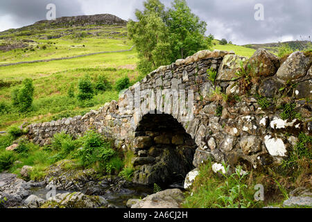 Barrow Beck Fluss am historischen Stein packesel Brücke Ashness Brücke unter Bleaberry fiel Mountain Lake District National Park England Stockfoto