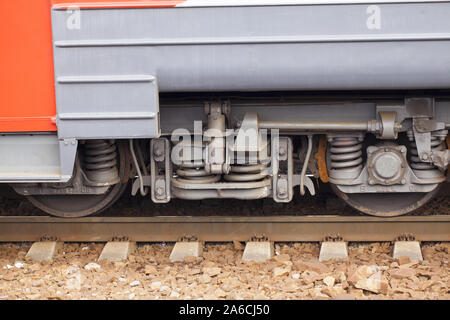 Ein paar Räder des Zuges in der Nähe bis auf den Schienen Stockfoto
