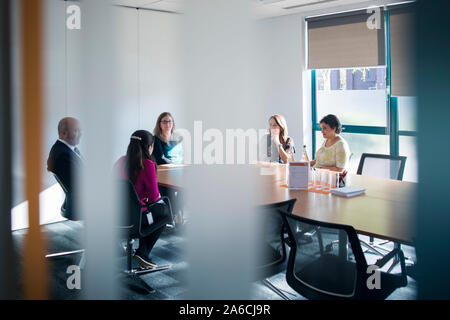 Eine Konferenz im Gange wie durch ein Fenster aus Glas gesehen Stockfoto