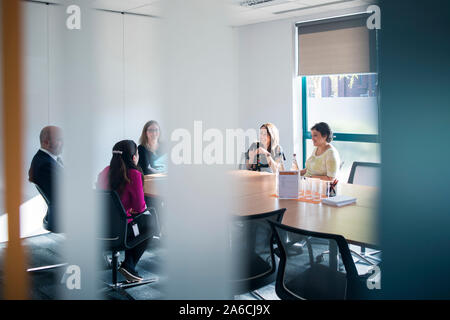 Eine Konferenz im Gange wie durch ein Fenster aus Glas gesehen Stockfoto