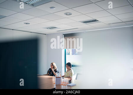 Eine Konferenz im Gange wie durch ein Fenster aus Glas gesehen Stockfoto