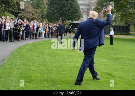 Washington DC, USA. 25 Okt, 2019. 10/25/19 Im Weißen Haus - Washington DC. Präsident Donald Trump stoppt mit Reportern auf seinem Weg zur Marine One auf dem Südrasen des Weißen Hauses zu sprechen. Der Präsident Wellen für die Gäste, dass es die Abfahrt zu beobachten. Credit: Christy Bowe/ZUMA Draht/Alamy leben Nachrichten Stockfoto