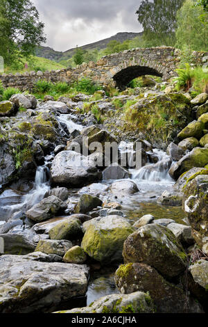 Wasserfälle auf der Barrow Beck Fluss am historischen Stein packesel Brücke Ashness Bridge Lake District National Park England Stockfoto