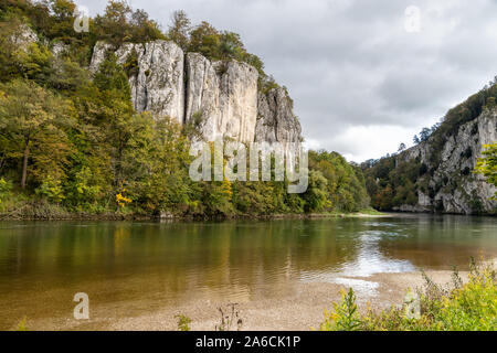 Donau an der Donau Durchbruch in der Nähe von Kelheim, Bayern, Deutschland im Herbst mit Kalkstein Felsen und Pflanzen mit bunten Blättern Stockfoto