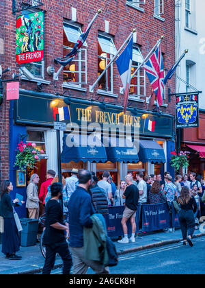 Die französischen Haus Soho London - Der berühmte Französische House Pub bei 49 Dean Street, Soho, London, bekannt als Treffpunkt der Künstler und Schriftsteller. Stockfoto